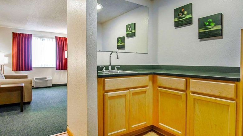 <b>Quality Inn & Suites Suite</b>. Images powered by <a href="https://iceportal.shijigroup.com/" title="IcePortal" target="_blank">IcePortal</a>.