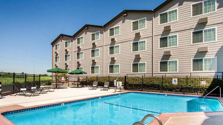 Quality Inn & Suites Pool