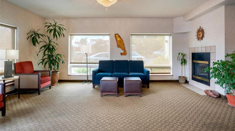 <b>Comfort Inn & Suites Lobby</b>. Images powered by <a href="https://iceportal.shijigroup.com/" title="IcePortal" target="_blank">IcePortal</a>.