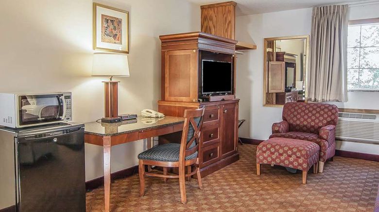 <b>Econo Lodge Room</b>. Images powered by <a href="https://iceportal.shijigroup.com/" title="IcePortal" target="_blank">IcePortal</a>.