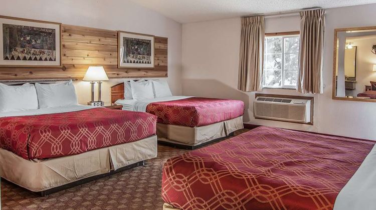 Econo Lodge Suite