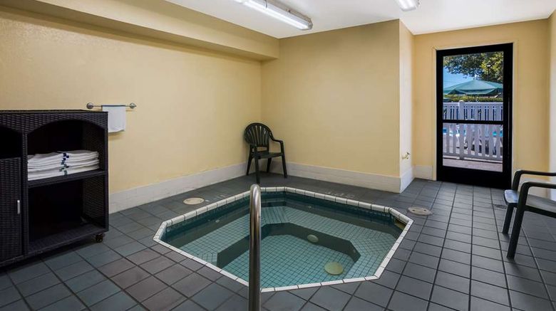 <b>Quality Inn & Suites Pool</b>. Images powered by <a href="https://iceportal.shijigroup.com/" title="IcePortal" target="_blank">IcePortal</a>.