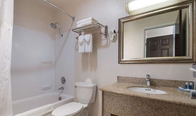 Rodeway Inn & Suites Room