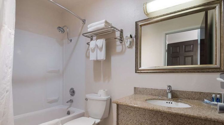 Rodeway Inn & Suites Room