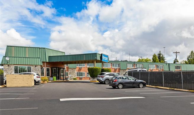 Rodeway Inn & Suites Exterior