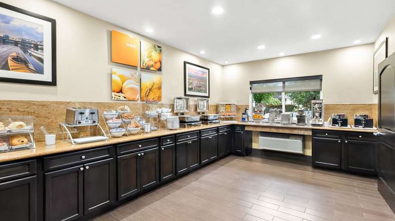 <b>Comfort Suites Portland Airport Restaurant</b>. Images powered by <a href="https://iceportal.shijigroup.com/" title="IcePortal" target="_blank">IcePortal</a>.