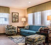 Quality Inn Bedford Lobby