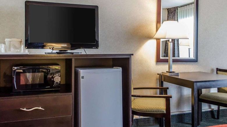 <b>Quality Inn and Suites York East Room</b>. Images powered by <a href="https://iceportal.shijigroup.com/" title="IcePortal" target="_blank">IcePortal</a>.