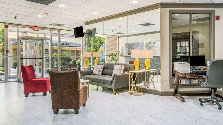 Quality Inn and Suites York East Lobby