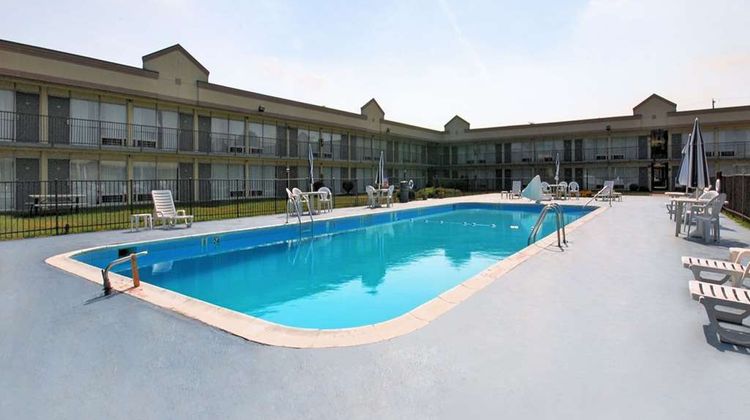 Quality Inn and Suites York East Pool