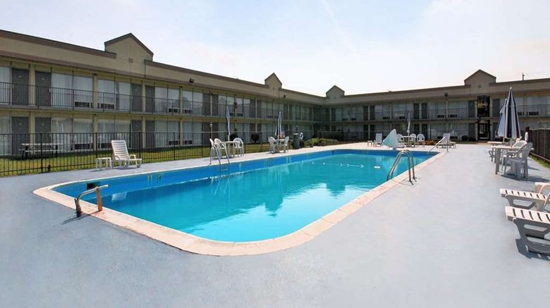 <b>Quality Inn and Suites York East Pool</b>. Images powered by <a href="https://iceportal.shijigroup.com/" title="IcePortal" target="_blank">IcePortal</a>.