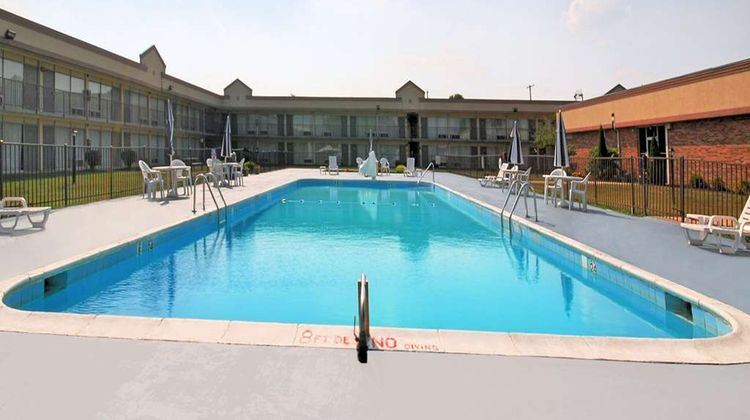 Quality Inn and Suites York East Pool