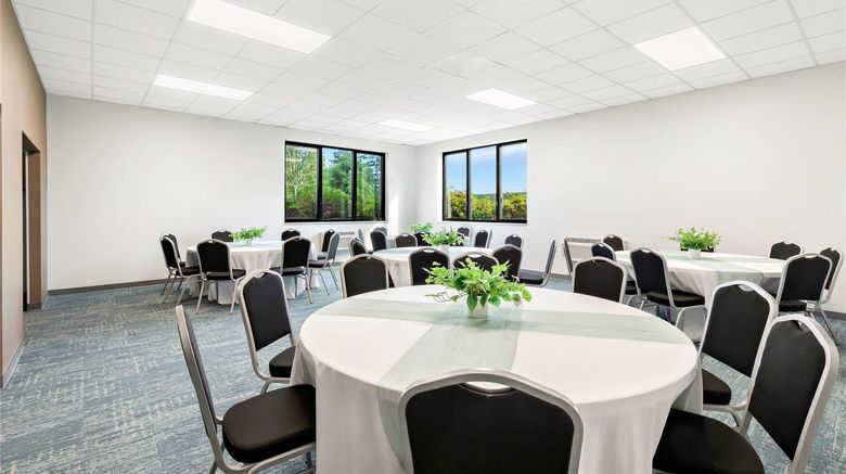 <b>Comfort Inn Pocono Lakes Region Meeting</b>. Images powered by <a href="https://iceportal.shijigroup.com/" title="IcePortal" target="_blank">IcePortal</a>.