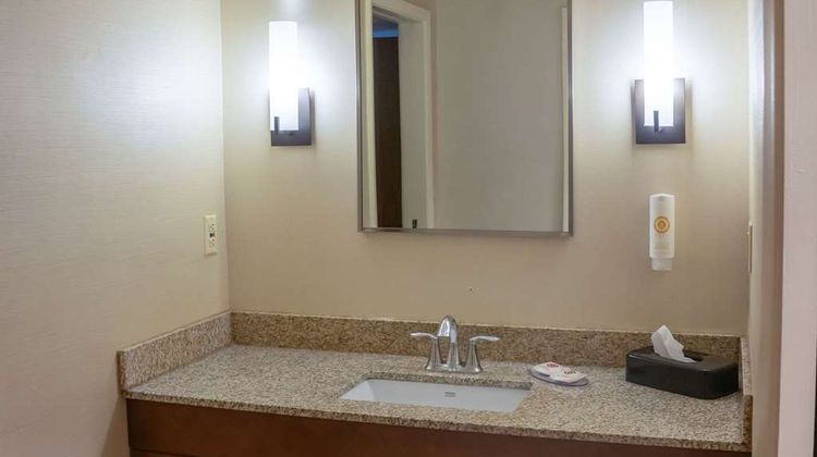 Comfort Inn & Suites Erie Room