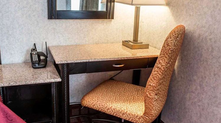 Quality Inn & Suites North Room