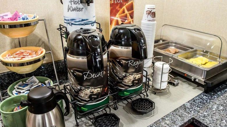 <b>Quality Inn & Suites North Restaurant</b>. Images powered by <a href="https://iceportal.shijigroup.com/" title="IcePortal" target="_blank">IcePortal</a>.