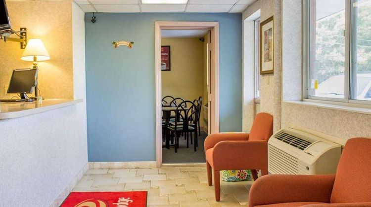 Econo Lodge Drums Lobby