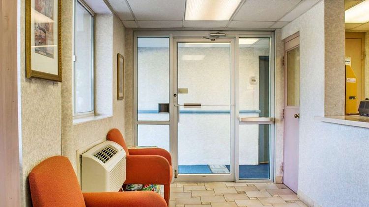 Econo Lodge Drums Lobby