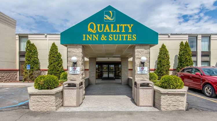 Quality Inn & Suites Exterior
