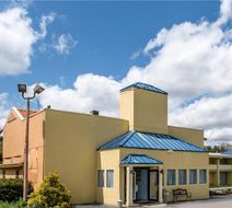 Rodeway Inn Exterior