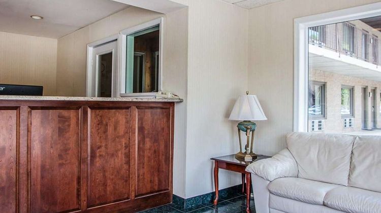 Econo Lodge Lobby