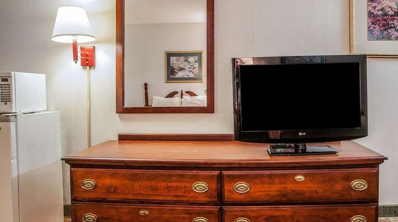 <b>Econo Lodge Room</b>. Images powered by <a href="https://iceportal.shijigroup.com/" title="IcePortal" target="_blank">IcePortal</a>.
