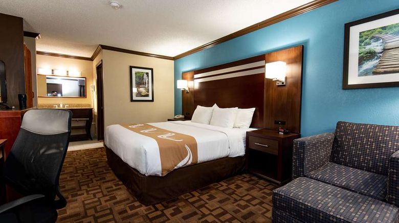 <b>Quality Inn & Suites Quakertown Room</b>. Images powered by <a href="https://iceportal.shijigroup.com/" title="IcePortal" target="_blank">IcePortal</a>.
