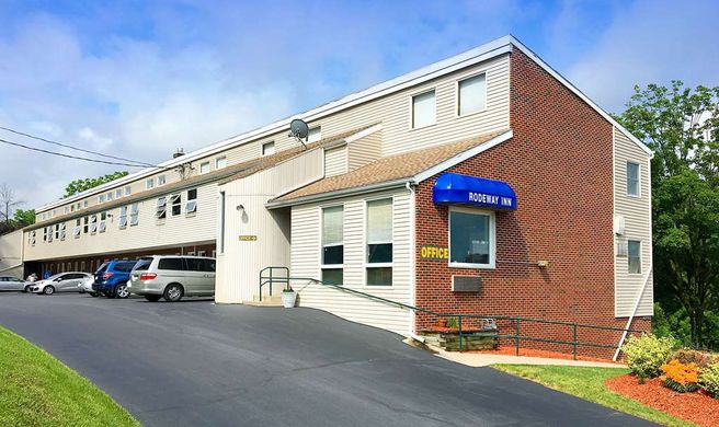Rodeway Inn Exterior