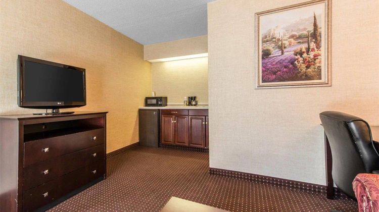Quality Inn & Suites Suite