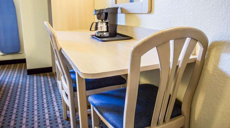 Econo Lodge Meadville Room