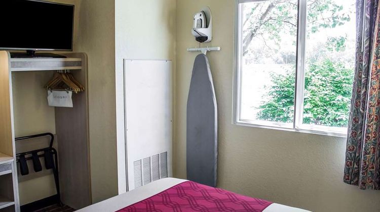 Econo Lodge Meadville Room