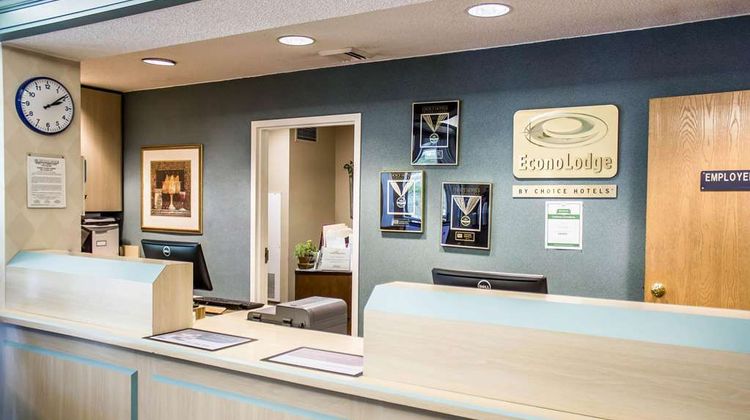 Econo Lodge Meadville Lobby