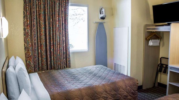 Econo Lodge Meadville Room