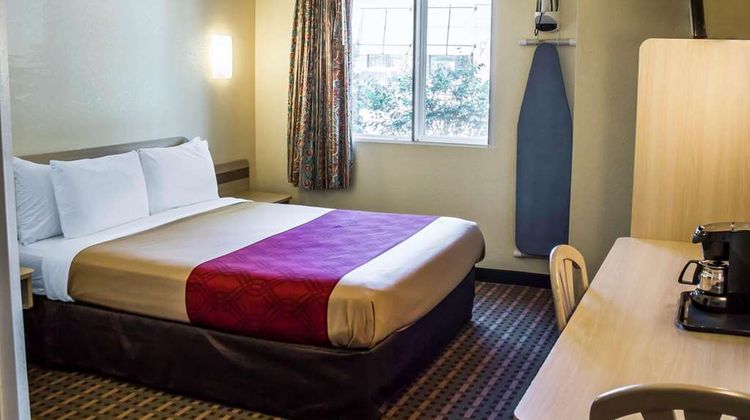 Econo Lodge Meadville Room