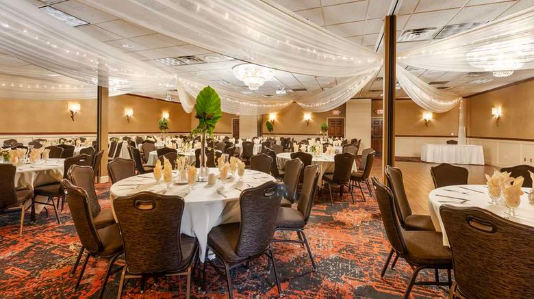<b>Best Western Plus White Bear Country Inn Ballroom</b>. Images powered by <a href="https://iceportal.shijigroup.com/" title="IcePortal" target="_blank">IcePortal</a>.
