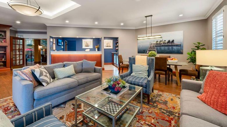 <b>Best Western Plus White Bear Country Inn Lobby</b>. Images powered by <a href="https://iceportal.shijigroup.com/" title="IcePortal" target="_blank">IcePortal</a>.
