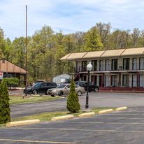 Econo Lodge Inn & Suites