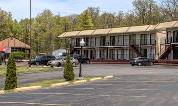 Econo Lodge Inn & Suites