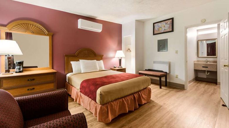 <b>Econo Lodge Inn & Suites Room</b>. Images powered by <a href="https://iceportal.shijigroup.com/" title="IcePortal" target="_blank">IcePortal</a>.