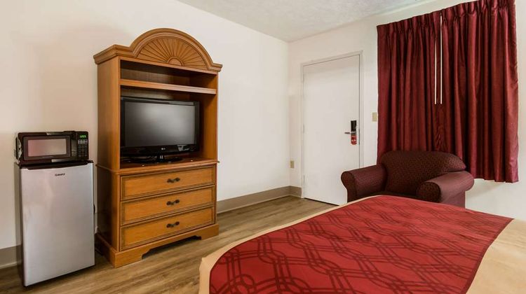 Econo Lodge Inn & Suites Room