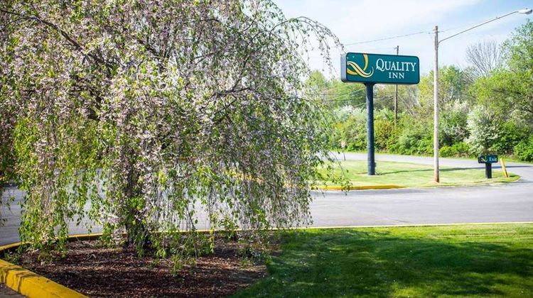Quality Inn New Columbia Exterior