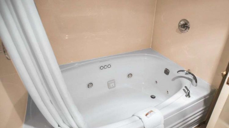 Quality Inn New Columbia Room