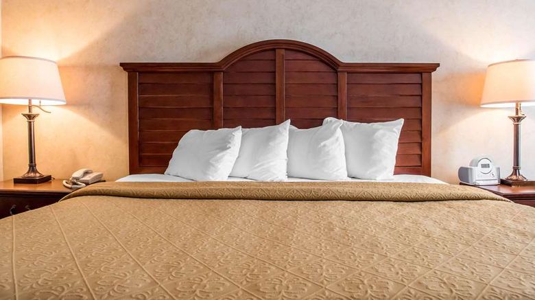 <b>Quality Inn Pittsburgh Airport Room</b>. Images powered by <a href="https://iceportal.shijigroup.com/" title="IcePortal" target="_blank">IcePortal</a>.