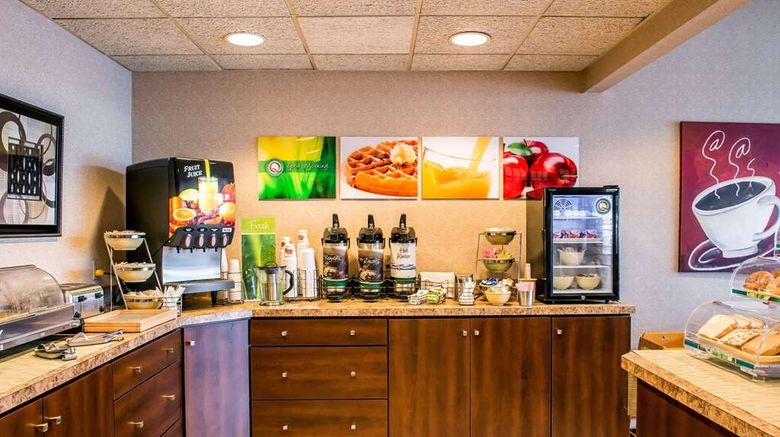 <b>Quality Inn Pittsburgh Airport Restaurant</b>. Images powered by <a href="https://iceportal.shijigroup.com/" title="IcePortal" target="_blank">IcePortal</a>.