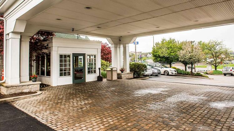 Quality Inn Pittsburgh Airport Exterior