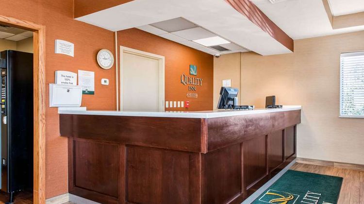 Quality Inn And Suites New Castle Lobby