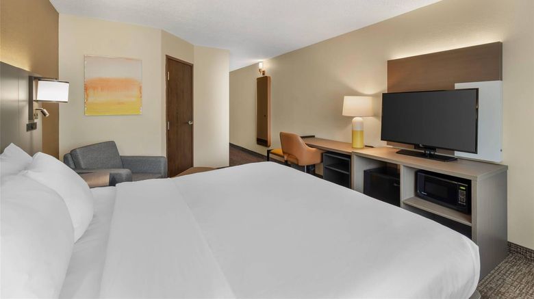 <b>Comfort Inn & Suites Room</b>. Images powered by <a href="https://iceportal.shijigroup.com/" title="IcePortal" target="_blank">IcePortal</a>.