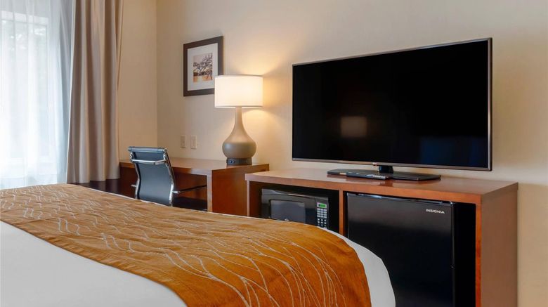 <b>Comfort Inn & Suites Wilkes-Barre Room</b>. Images powered by <a href="https://iceportal.shijigroup.com/" title="IcePortal" target="_blank">IcePortal</a>.