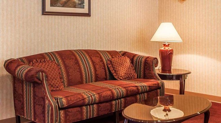 Quality Inn Midway Lobby
