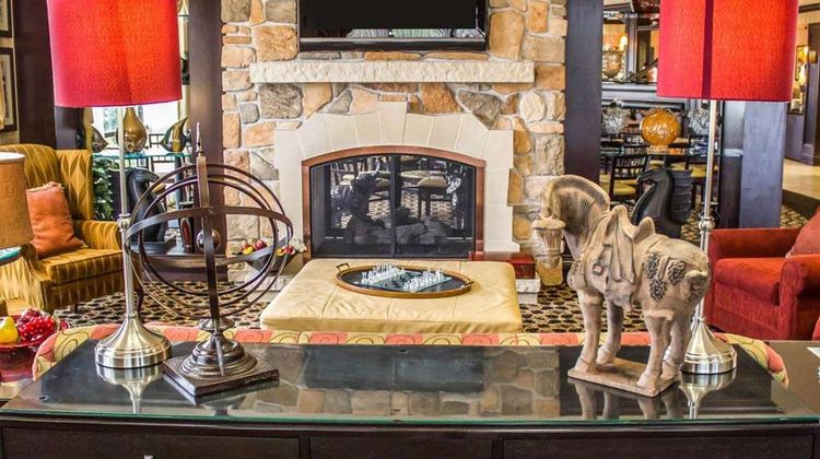 Comfort Suites Edinboro Lobby
